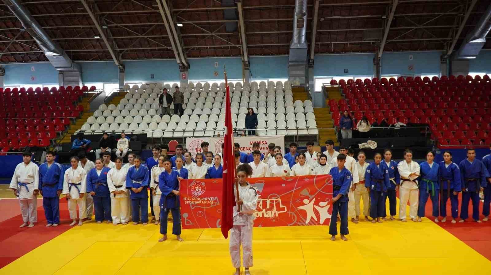 manisada-okul-sporlari-heyecani-judo-ile-basladi-GbA8cULX.jpg