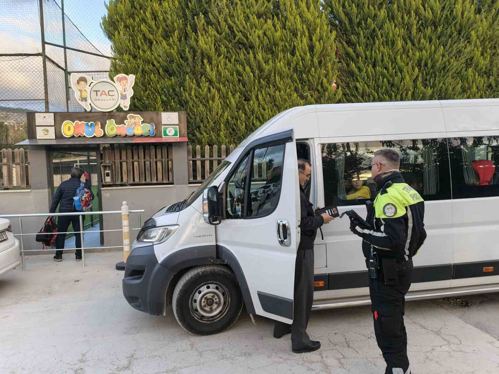 mentesede-ogrenci-servis-araclarina-yonelik-kapsamli-denetim-XqhdEueB.jpg