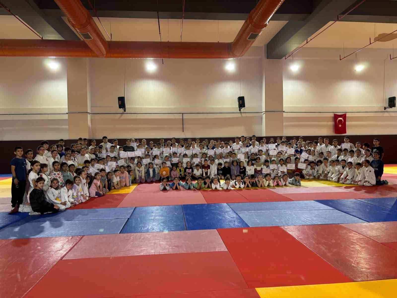 salihlide-250-judocu-kemer-sinavinda-ter-doktu-eyWHfUpb.jpg