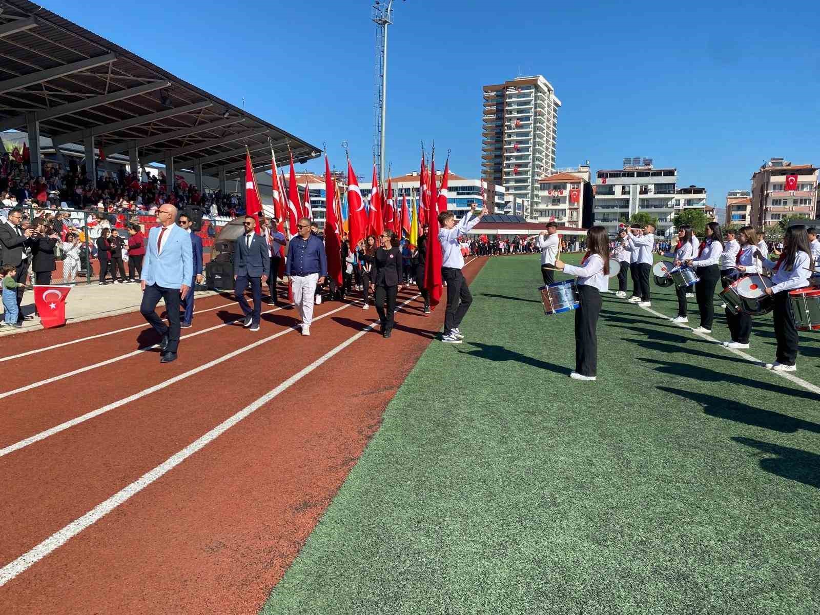 sarigol-ve-alasehirde-cumhuriyet-coskusu-N2J42Owr.jpg
