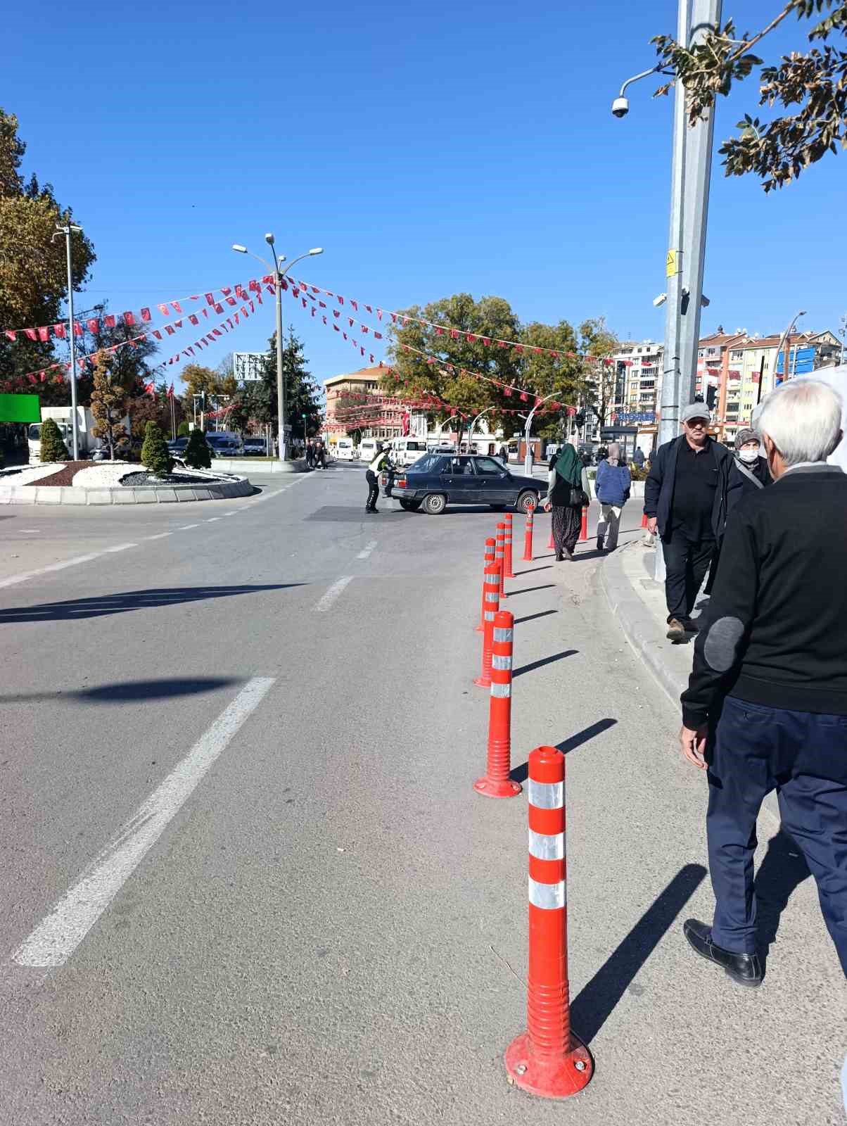trafikte-yolun-ortasinda-kalan-otomobili-kadin-polis-tek-basina-ittirerek-calistirdi-LPPX4cYu.jpg