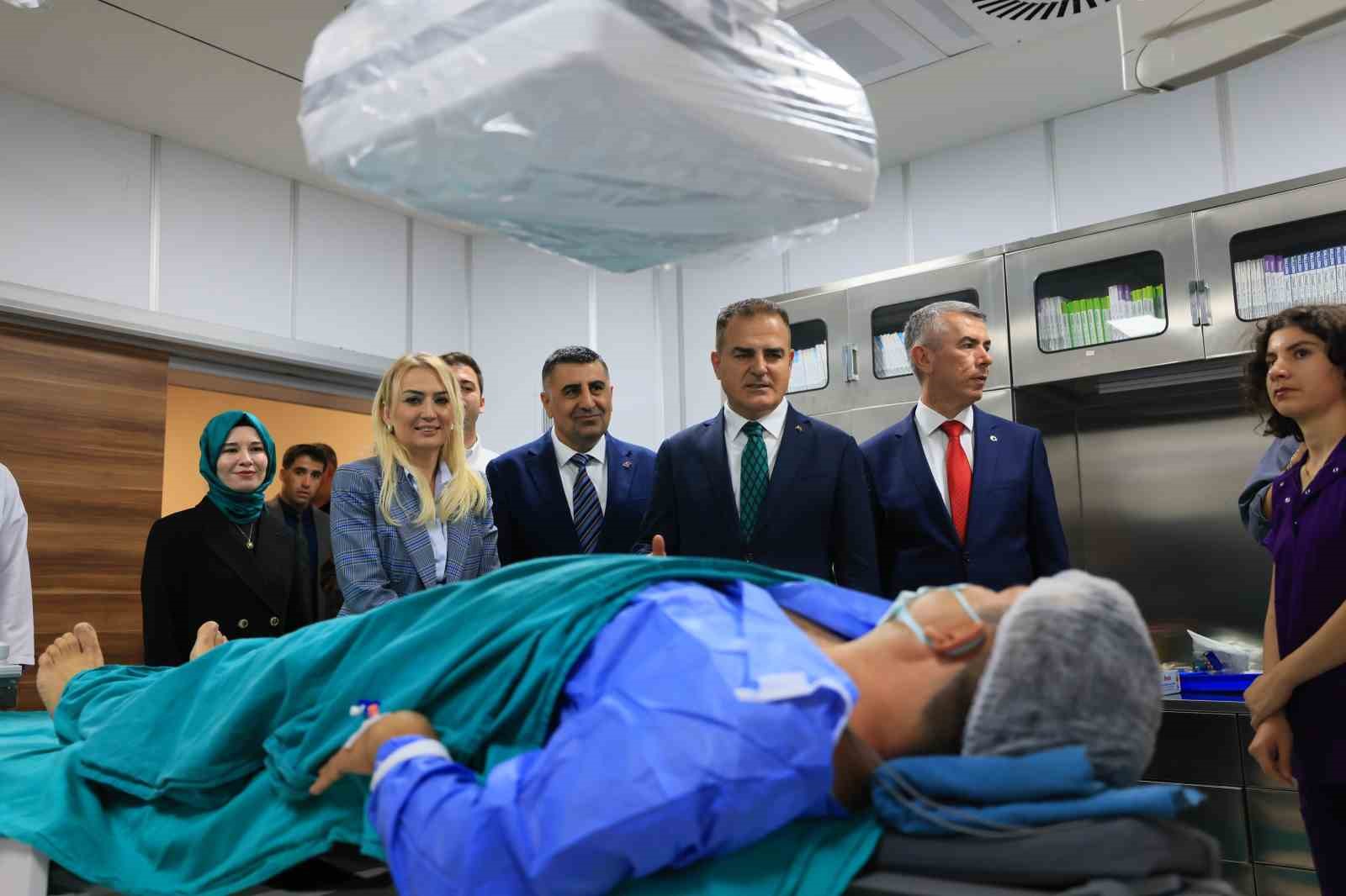 vali-idris-akbiyik-bodrum-devlet-hastanesinde-anjiyografi-unitesini-inceledi-j6HnjcUp.jpg