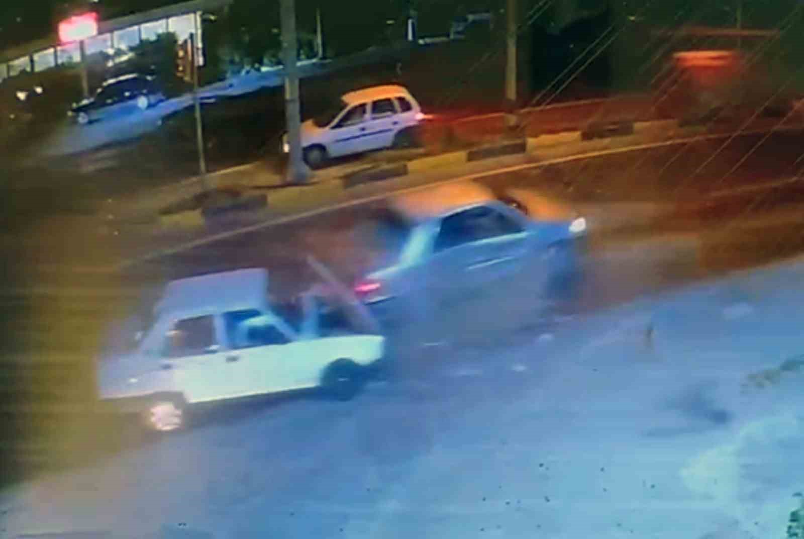 2-kisinin-yaralandigi-kazanin-guvenlik-kamera-kaydi-ortaya-cikti-k241IgFq.jpg