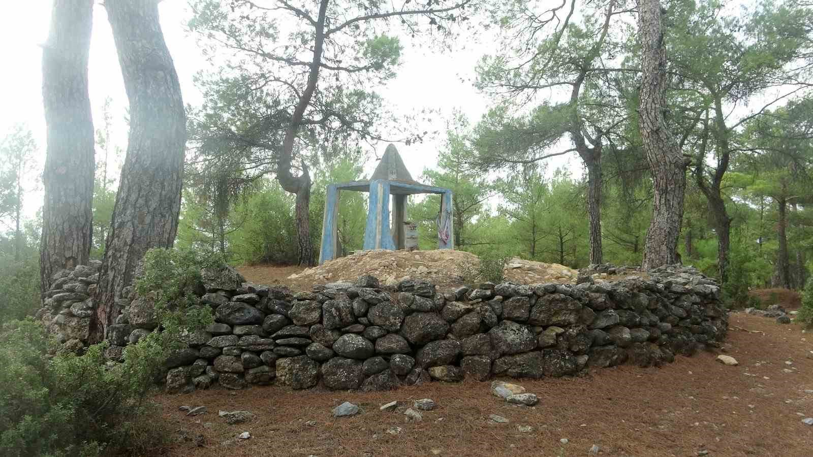 300-yillik-turbe-kacak-kaziyla-delik-desik-edildi-qdUp863S.jpg