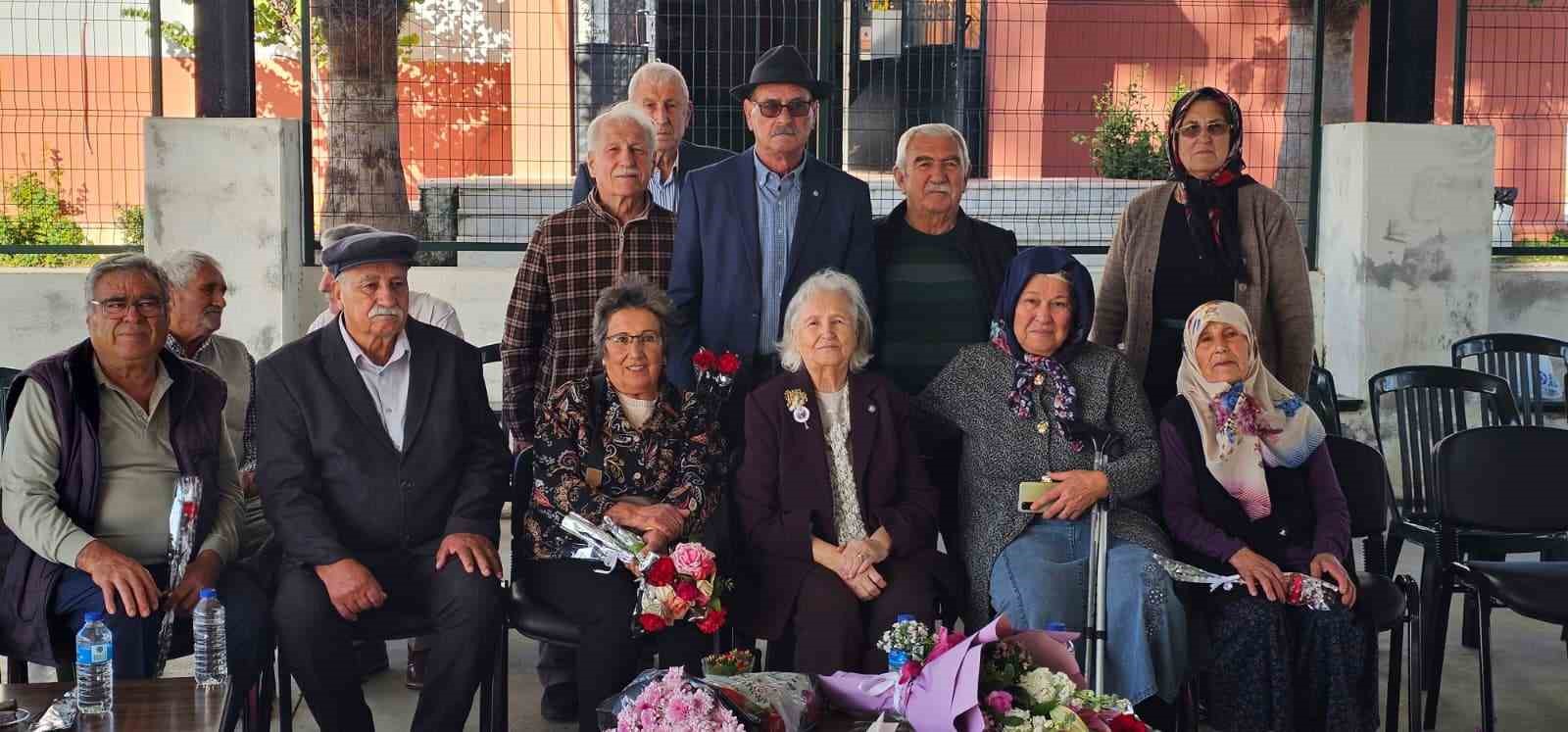 62-yil-sonra-ilk-ogretmenleri-ile-bulusup-gununu-kutladilar-l7ugvj9F.jpg