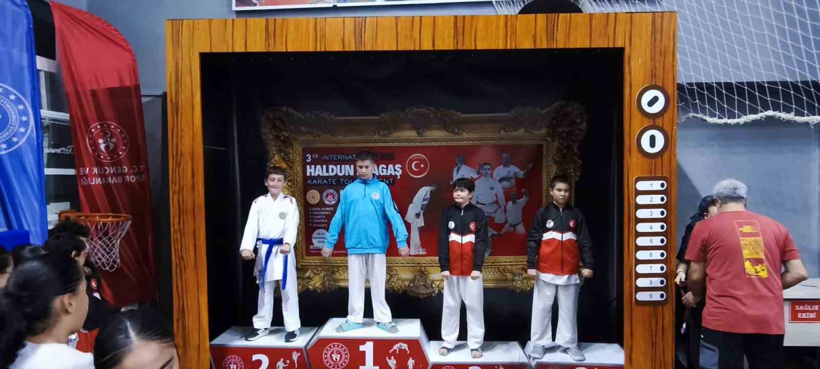 alasehirli-karateciler-denizliden-madalyalarla-dondu-Aj8jjRC6.jpg