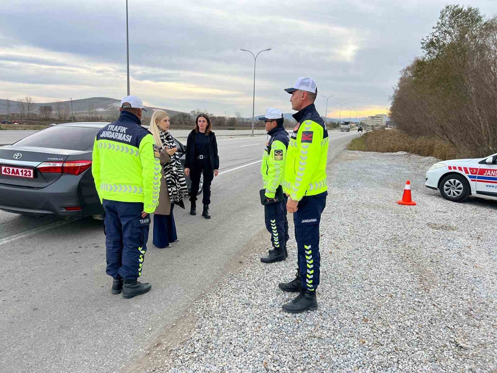 altintas-kaymakami-aysegul-yildirim-yol-denetimine-katildi-v9P8aj46.jpg