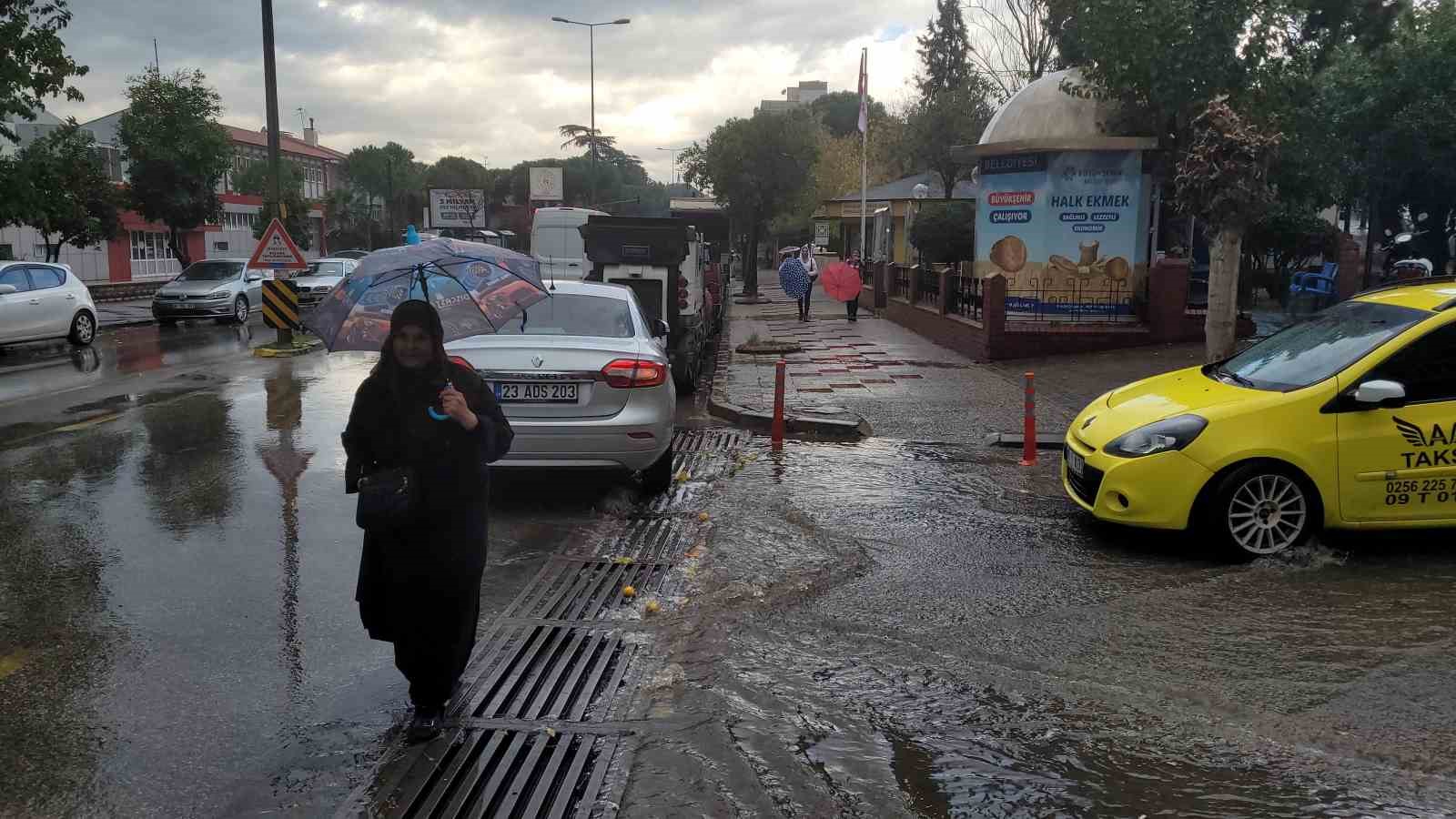 aydinda-on-bes-dakika-yagdi-yollar-gole-dondu-qACmraBL.jpg