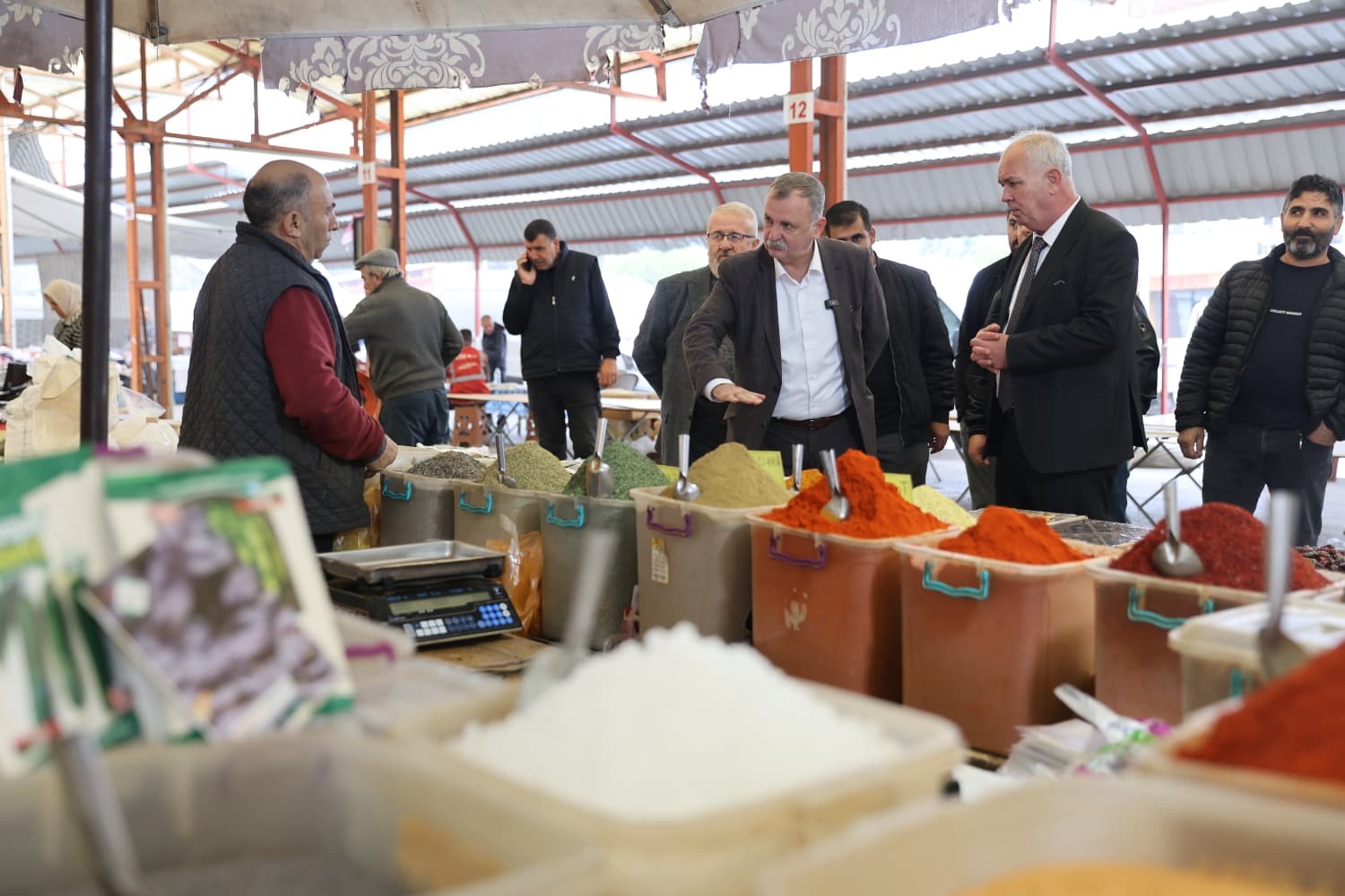 baskan-balaban-lalelide-pazarcilarla-bulustu-MPMC7IQ3.jpg