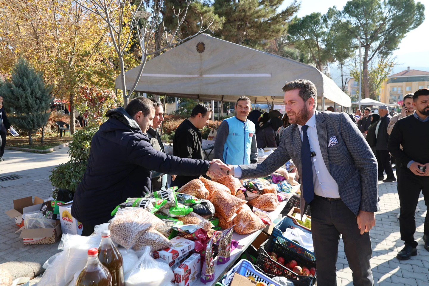 baskan-tatik-gazze-icin-duzenlenen-hayir-carsisini-gezdi-5IiIdbhO.jpg