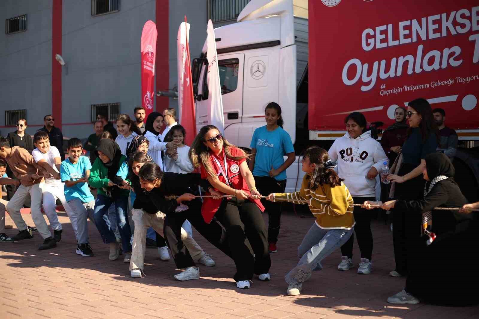 bir-tir-dolusu-mutluluk-manisaya-geliyor-dFs59AkL.jpg