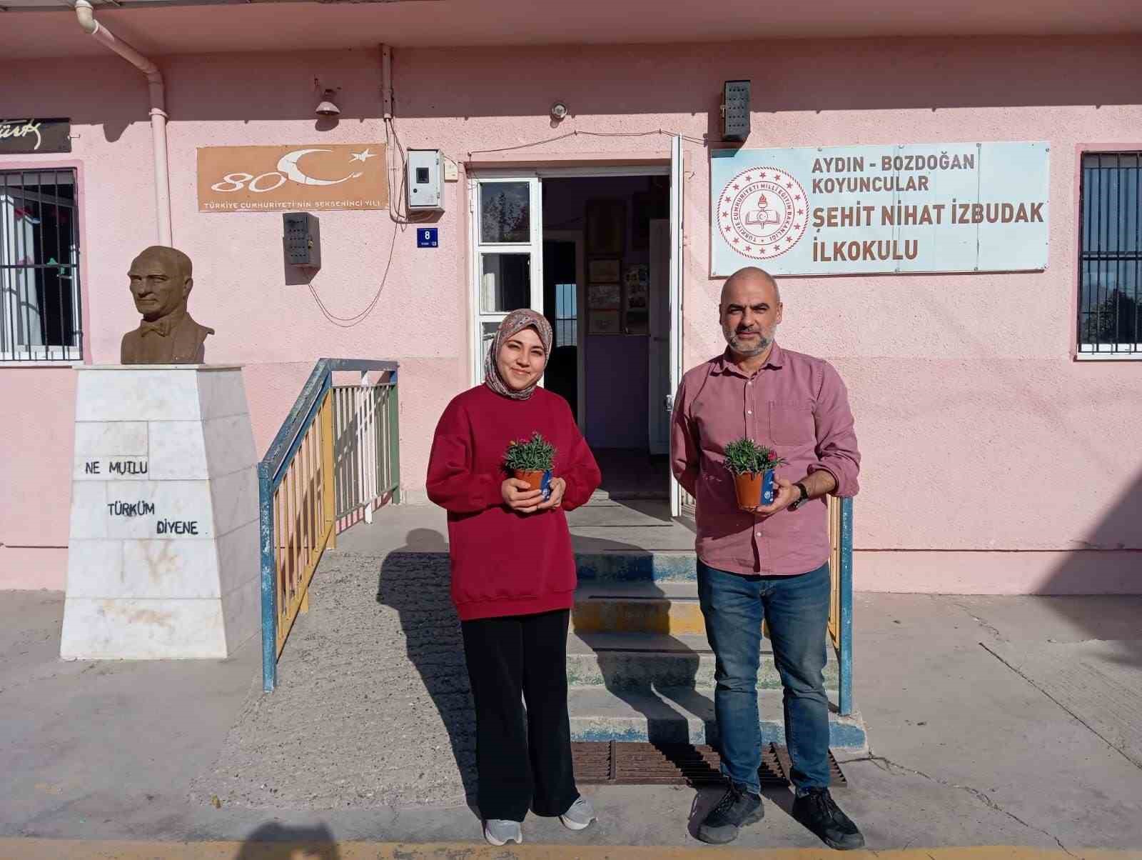 bozdogan-belediyesinden-ogretmenlere-karanfil-cicegi-iZO8fyfg.jpg