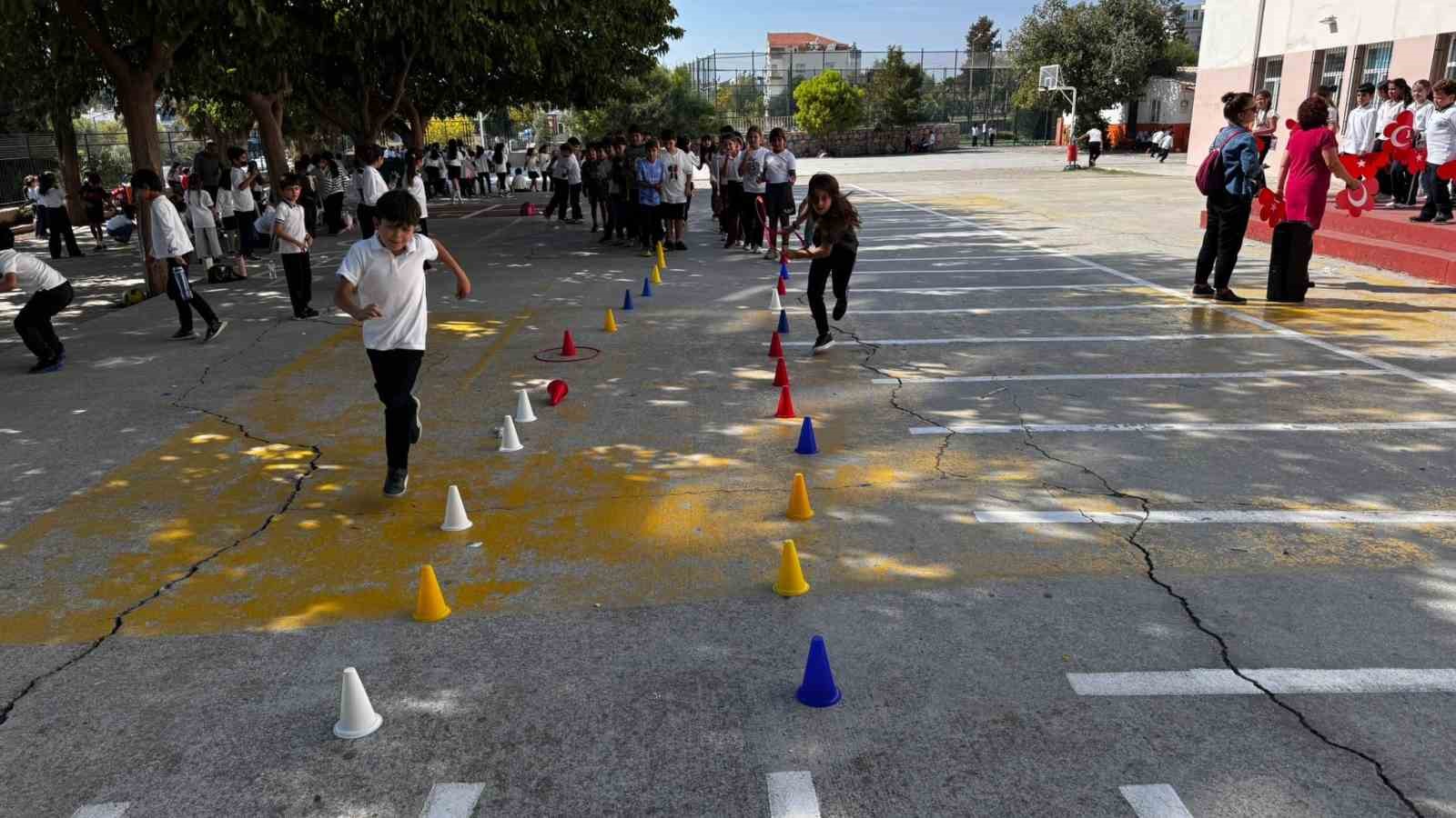 cocuklar-hem-egleniyor-hem-sporu-seviyor-p1A8xvJL.jpg