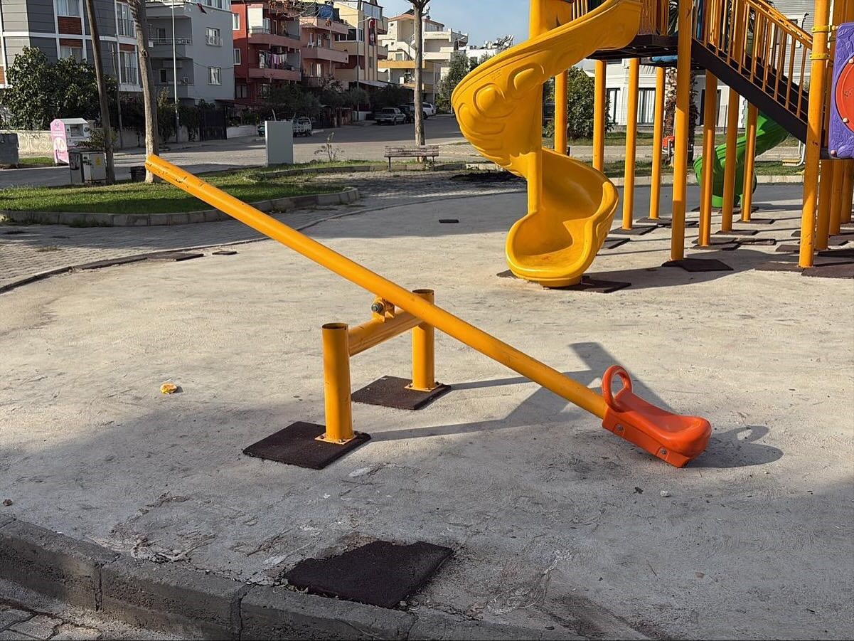 cocuklarin-oyun-alani-tahrip-edildi-zemin-kaplamalari-atese-verildi-ahkWRyhF.jpg