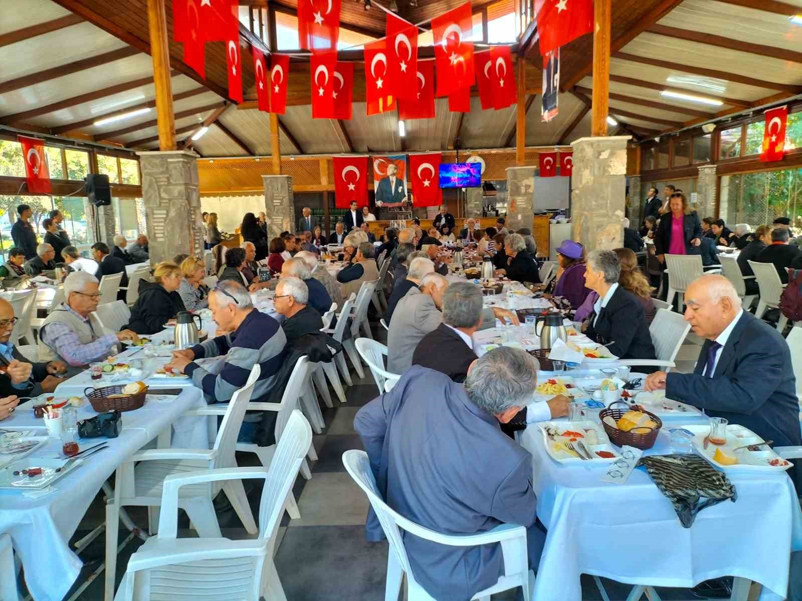 dalamanda-emekli-ogretmenler-kahvaltida-bulustu-xEOZ1Jpn.jpg