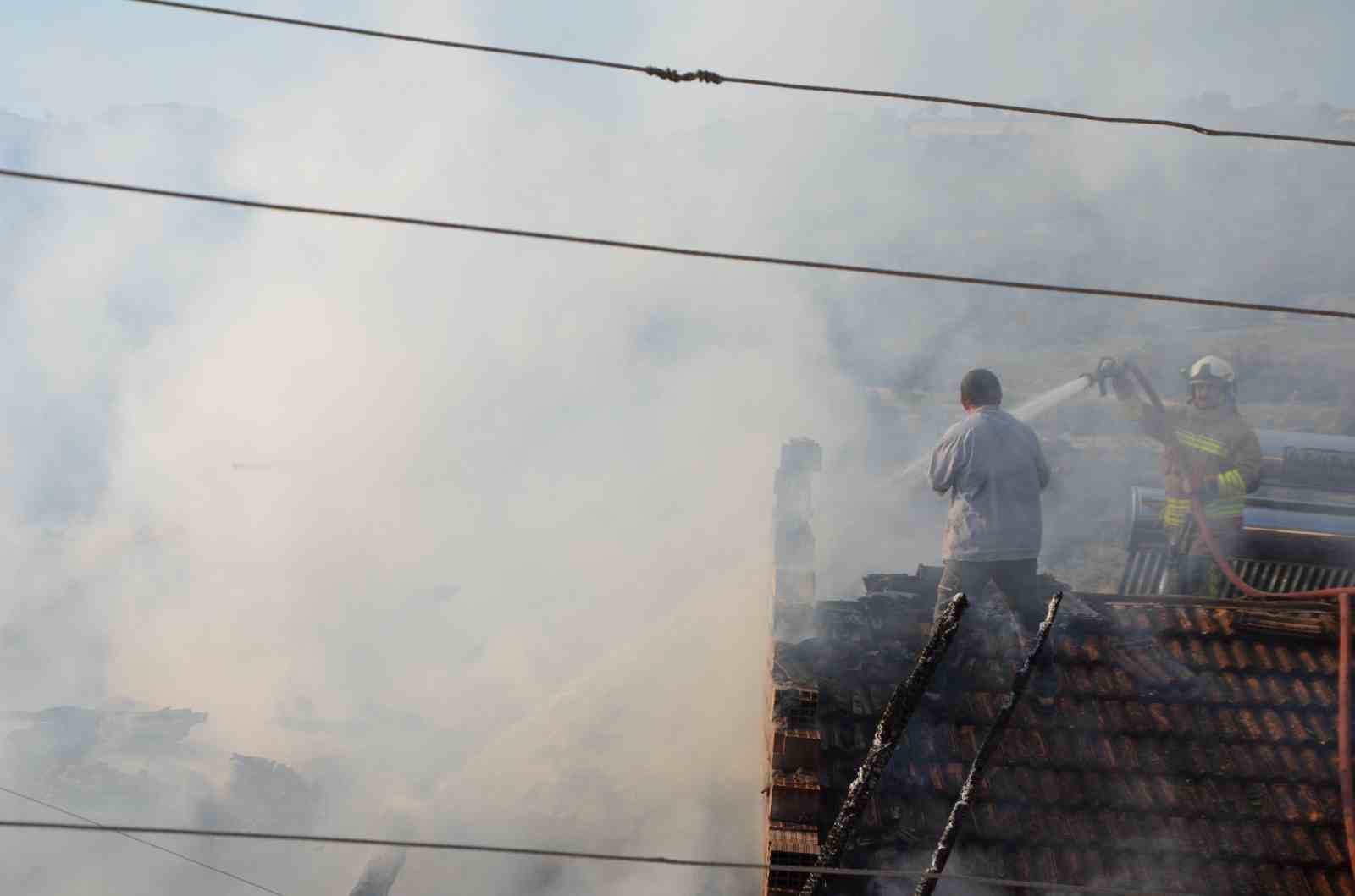 demircide-cikan-yanginda-bir-ev-kullanilamaz-hale-geldi-9HMNq47T.jpg