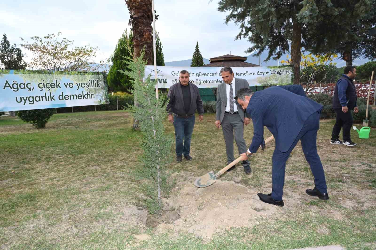 denizli-milli-egitim-yeseren-eller-hareketi-fidan-dikme-kampanyasi-baslatti-6x39Mz4h.jpg