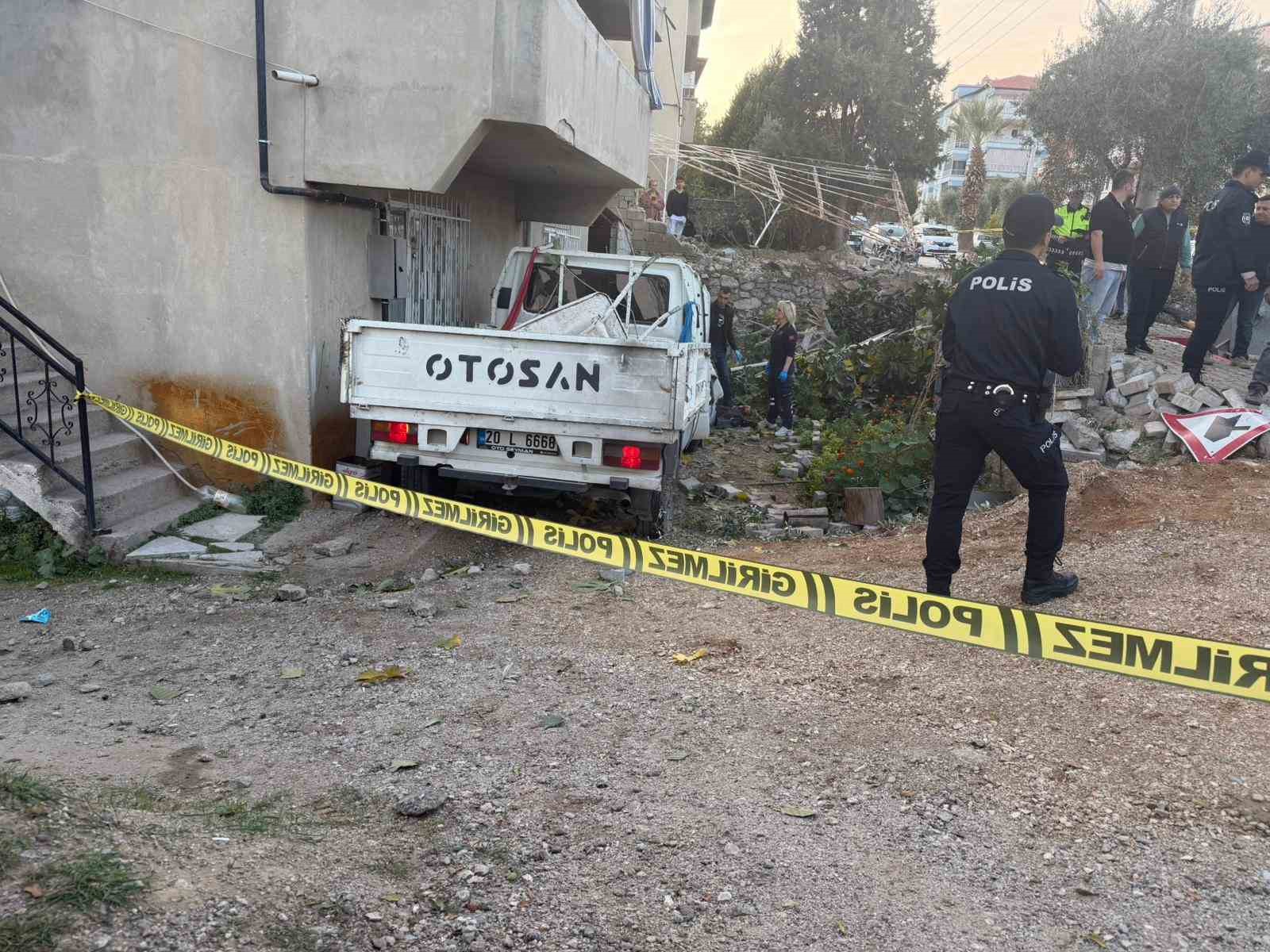 denizlide-kamyonet-evin-bahcesine-uctu-1-olu-3-yarali-41cjttSA.jpg
