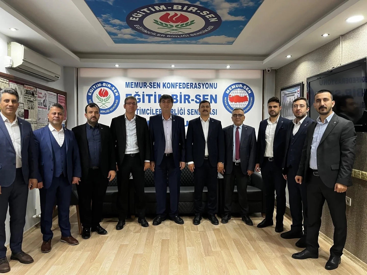 egitim-bir-sen-yunusemrede-bayrak-degisimi-lxH4pkfu.jpg