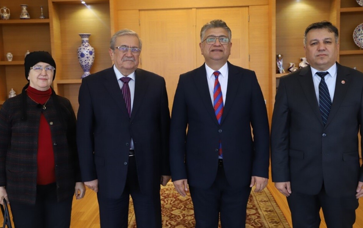 emekli-mudur-ahmet-urfali-eserlerini-rektor-kiziltopraka-takdim-etti-IcmYdlBh.jpg