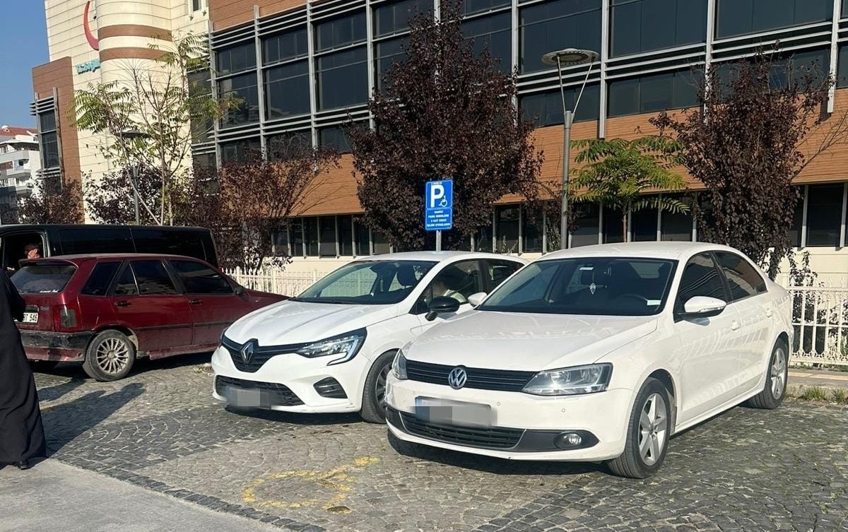 engelli-rampalarina-ve-park-yerlerine-yapilan-ihlallere-ceza-yagdi-7t17J3YH.jpg