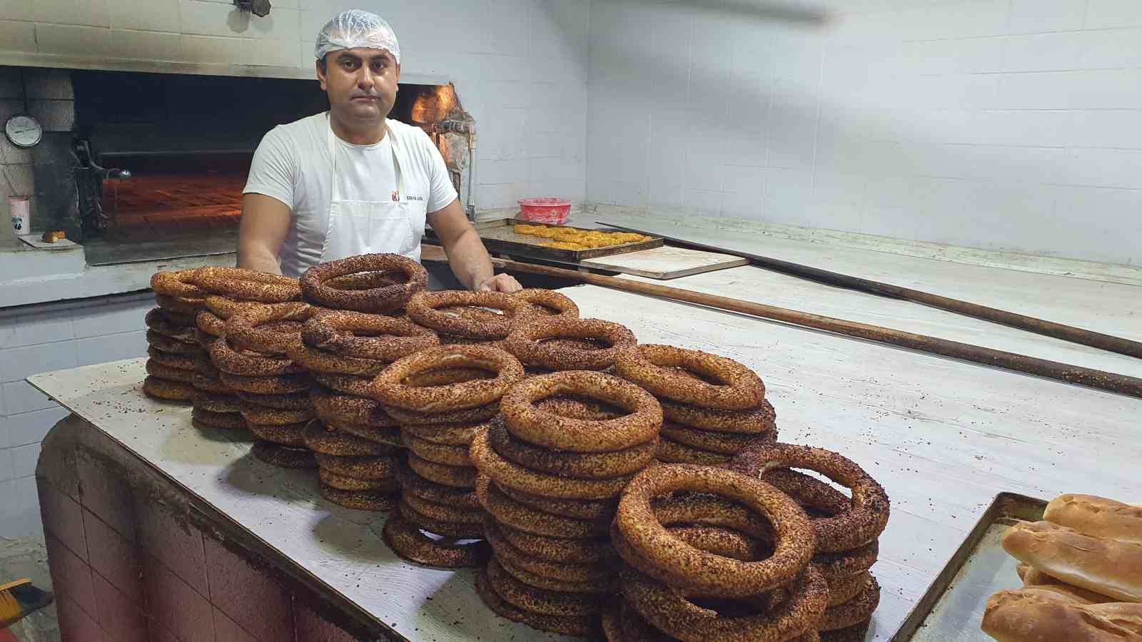 firincidan-ogretmenlere-ucretsiz-simit-jesti-TkmIAVtt.jpg