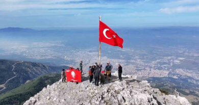 Görme engelliler Spil Dağı zirvesinde bayrak değiştirdi