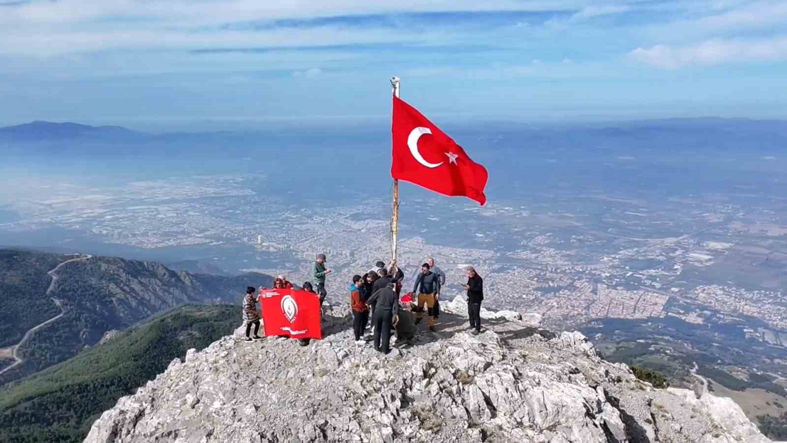 gorme-engelliler-spil-dagi-zirvesinde-bayrak-degistirdi-5dgrtdUW.jpg