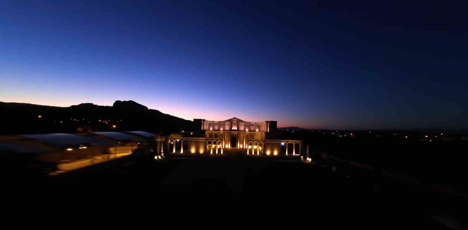 guncellendi-paranin-ilk-basildigi-sardes-antik-kenti-artik-gece-de-parliyor-8CDEinqJ.jpg