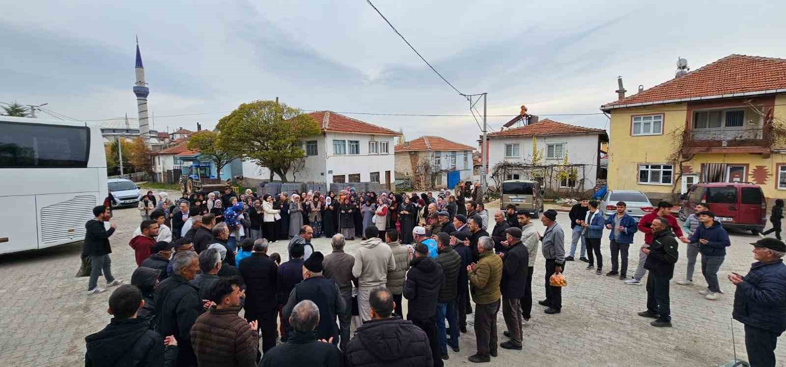 hisarcikta-36-kisilik-umre-kafilesi-kutsal-topraklara-ugurlandi-dDeyXIlk.jpg