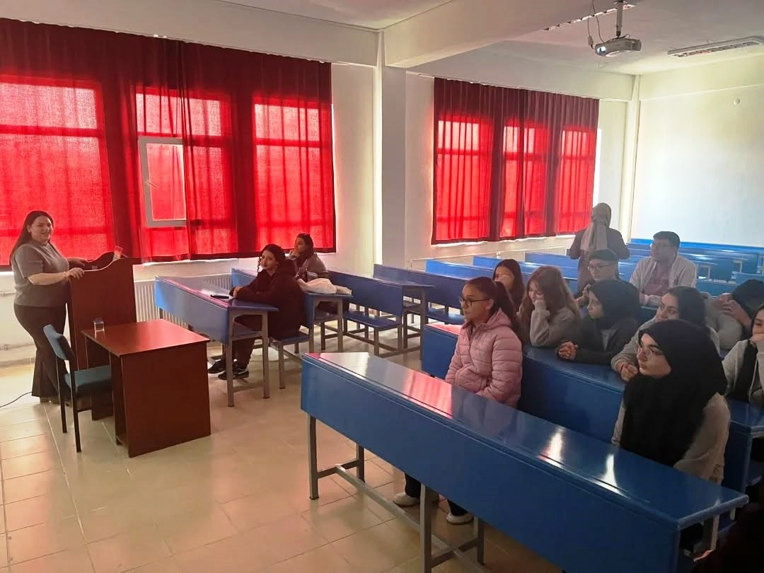 hisarcikta-lise-ogrencileri-bir-gunluk-universite-ogrencisi-oldu-R8VBS133.jpg