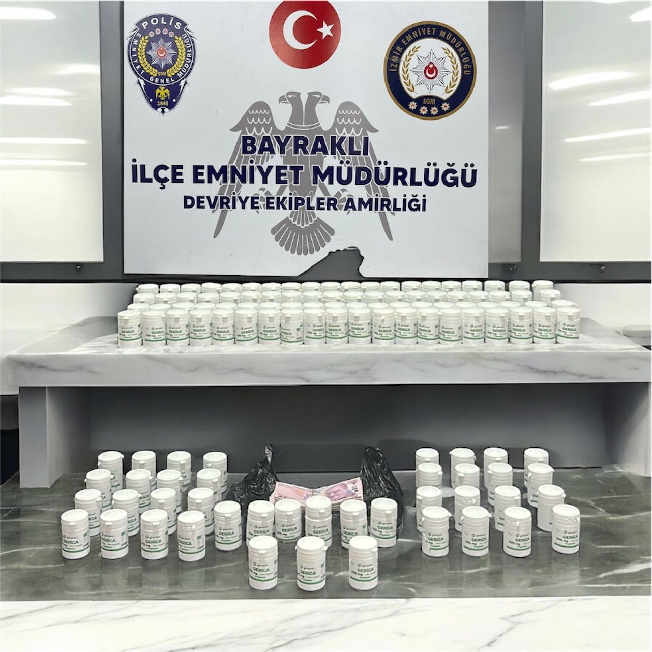 izmirde-uyusturucu-operasyonu-3-gozalti-4MltC8Mb.jpg