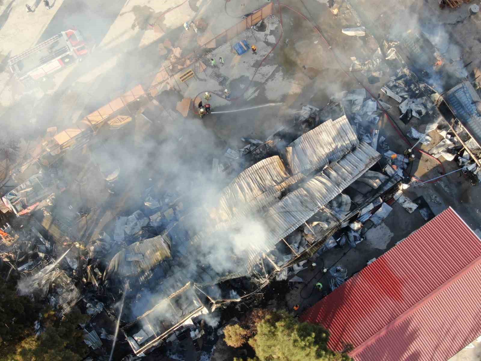 izmirdeki-yanginda-5-konteyner-ve-2-arac-kul-oldu-ZfuulPDN.jpg