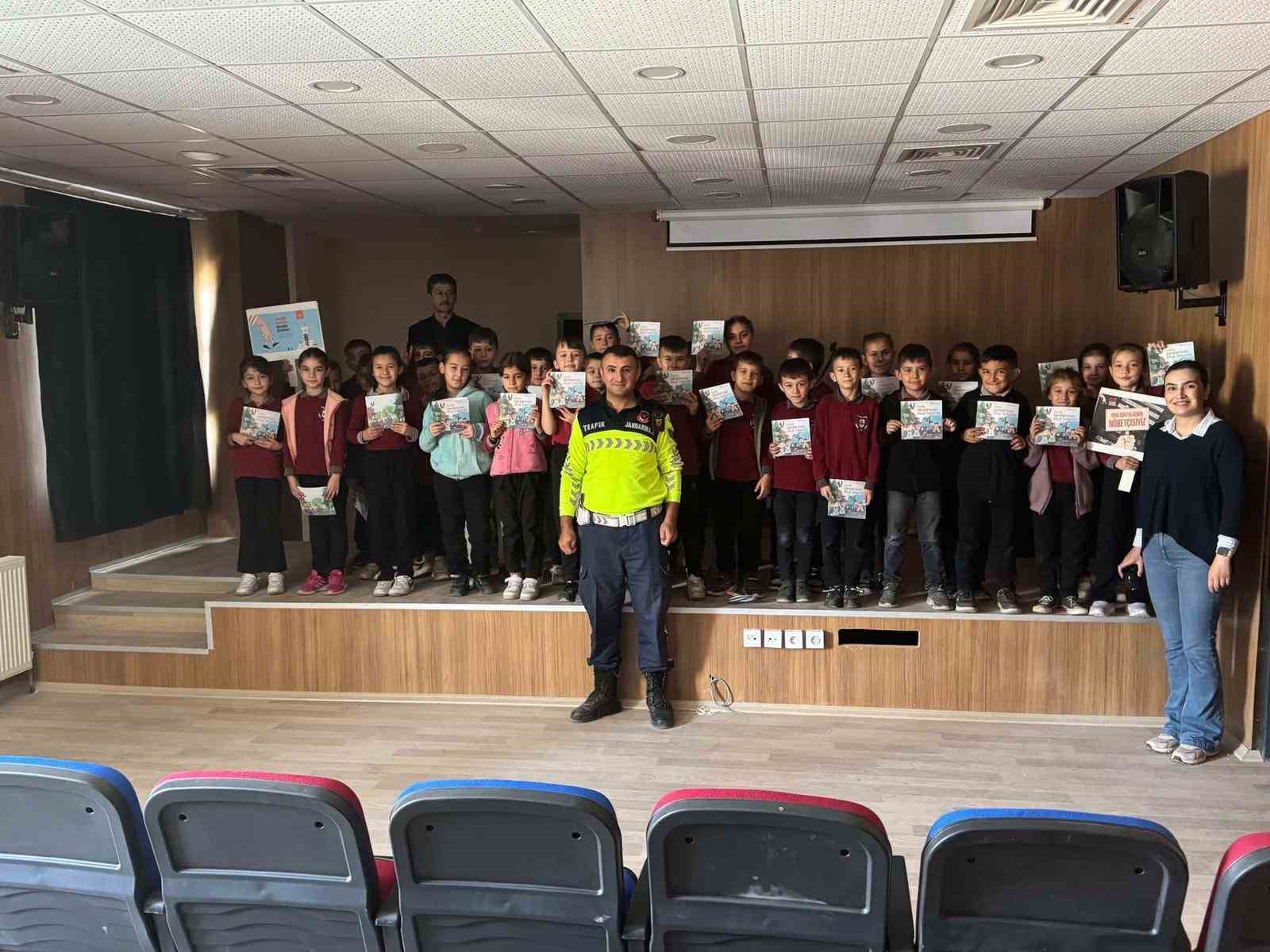 jandarma-trafik-timinden-ogrencilere-egitim-jZSx8Cce.jpg