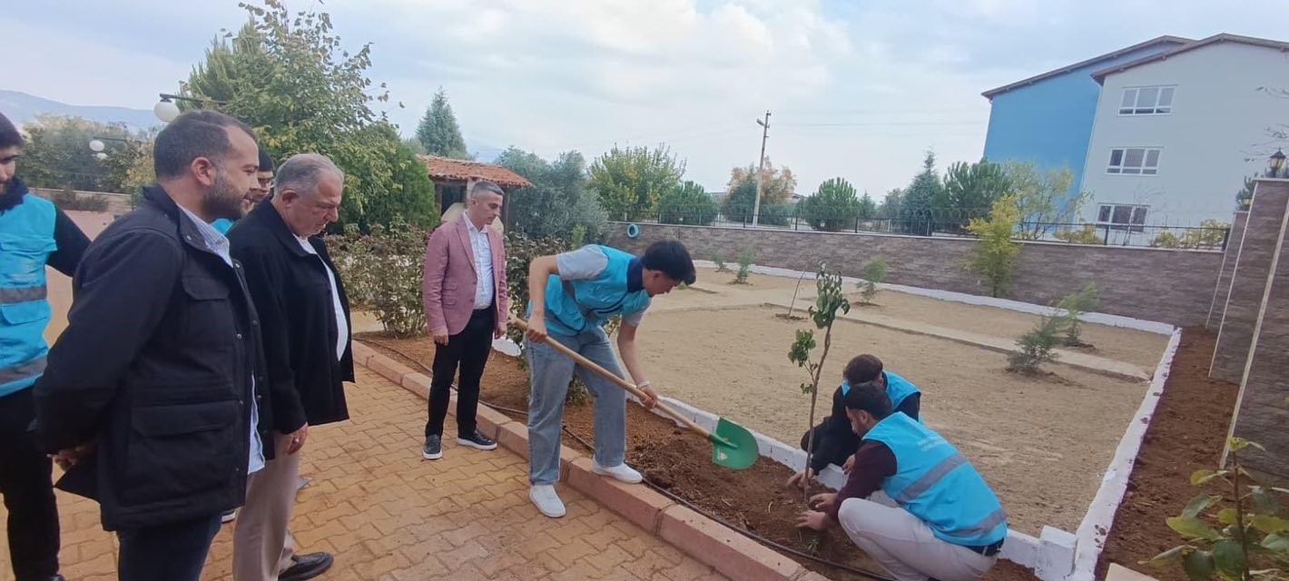 karacasu-belediyesinden-ogrenci-yurdu-bahcesine-yesil-dokunus-atlqwkWG.jpg