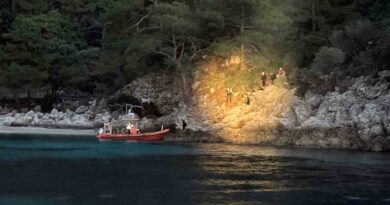 Karadan ulaşım olmayan koyda mahsur kalan düzensiz göçmenler kurtarıldı