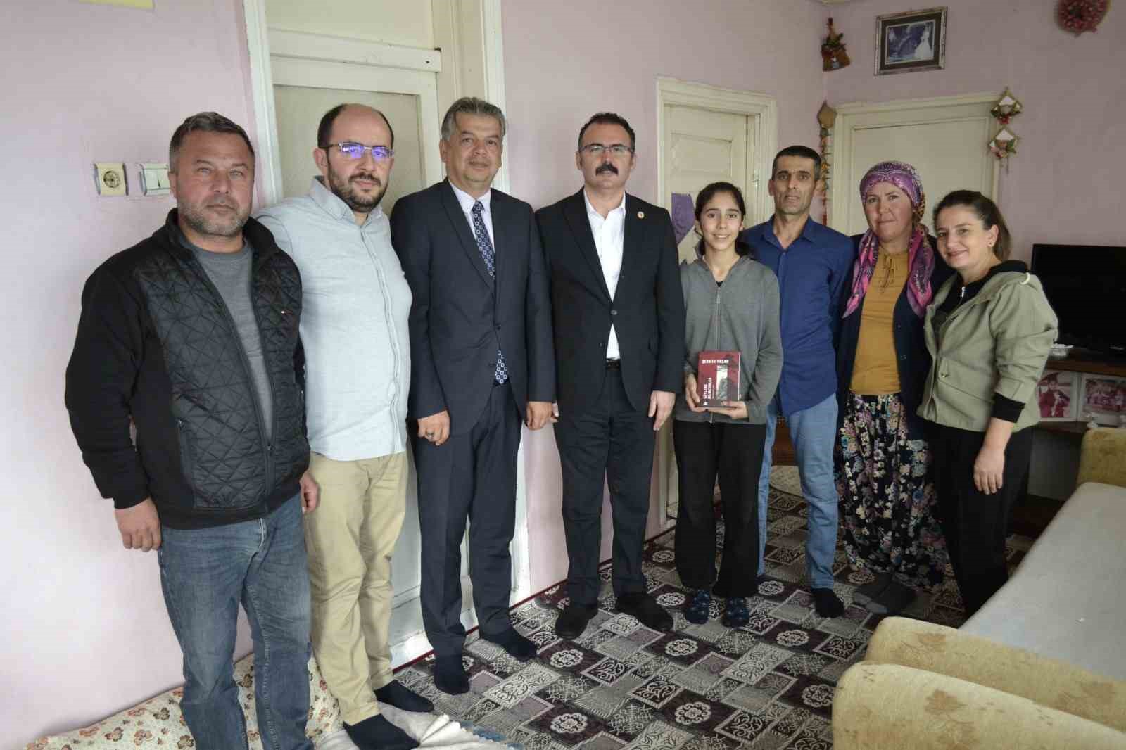 kaymakam-ates-ogrencilerin-misafiri-oldu-nppJmZeU.jpg