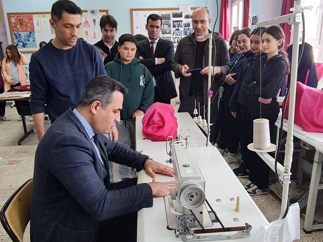 kaymakam-dalak-ogrencilerle-dikis-dikip-capa-yapti-GGT5vDhE.jpg