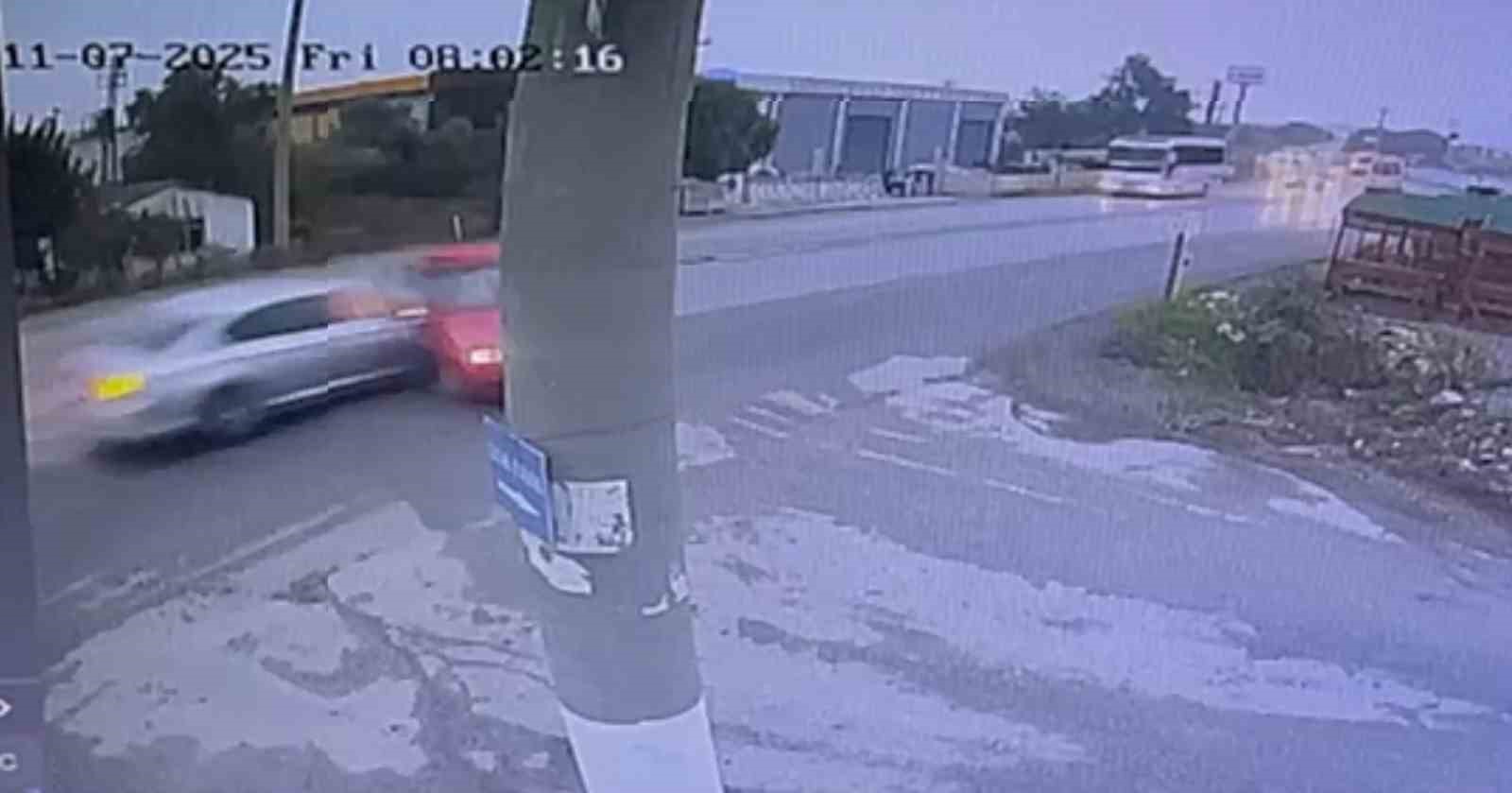 kemalpasada-feci-trafik-kazasi-kamerada-2-olu-4-yarali-PwrL73pX.jpg