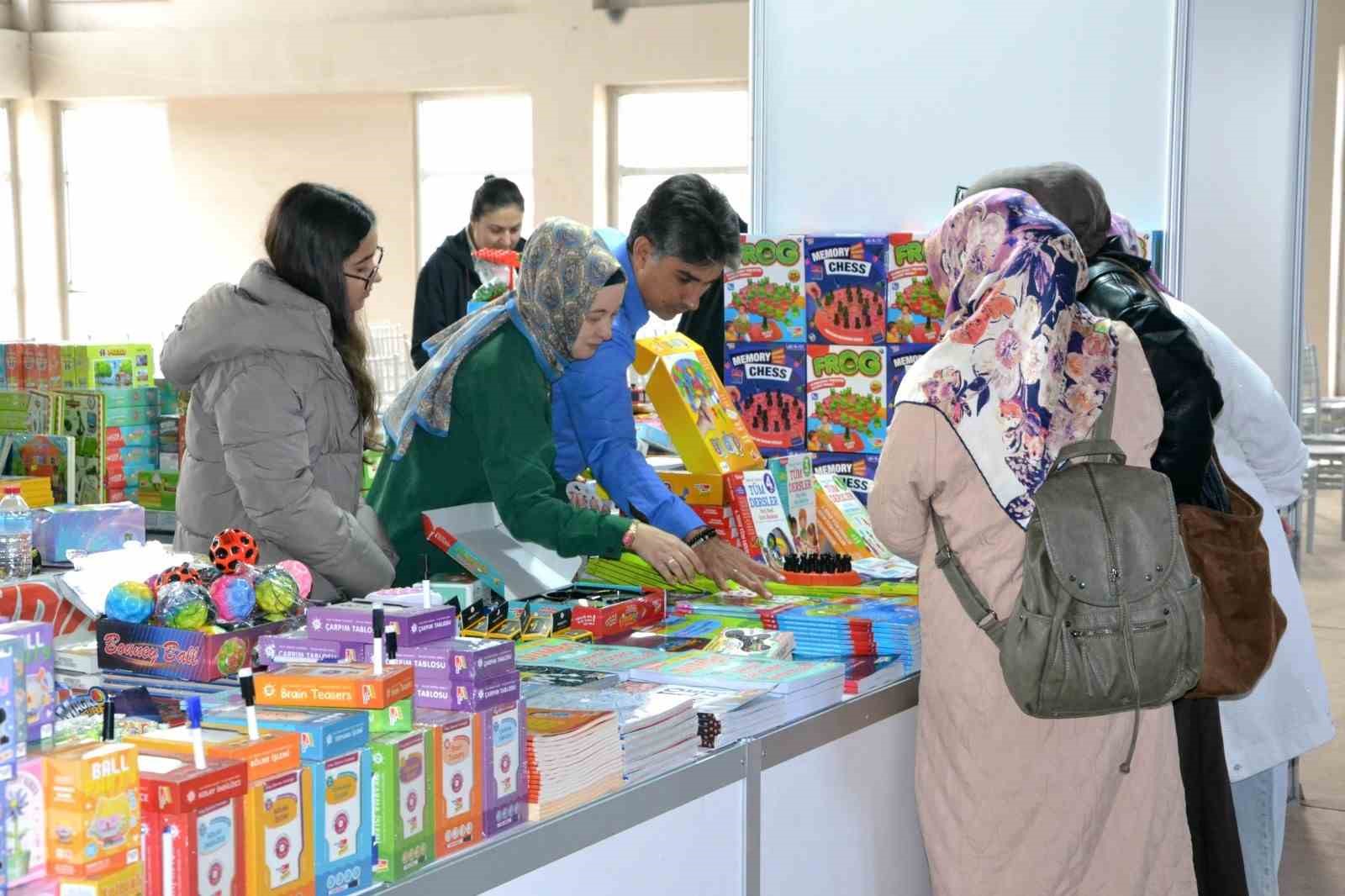 kitap-severler-bu-fuarda-bulustu-eWhwnFvF.jpg