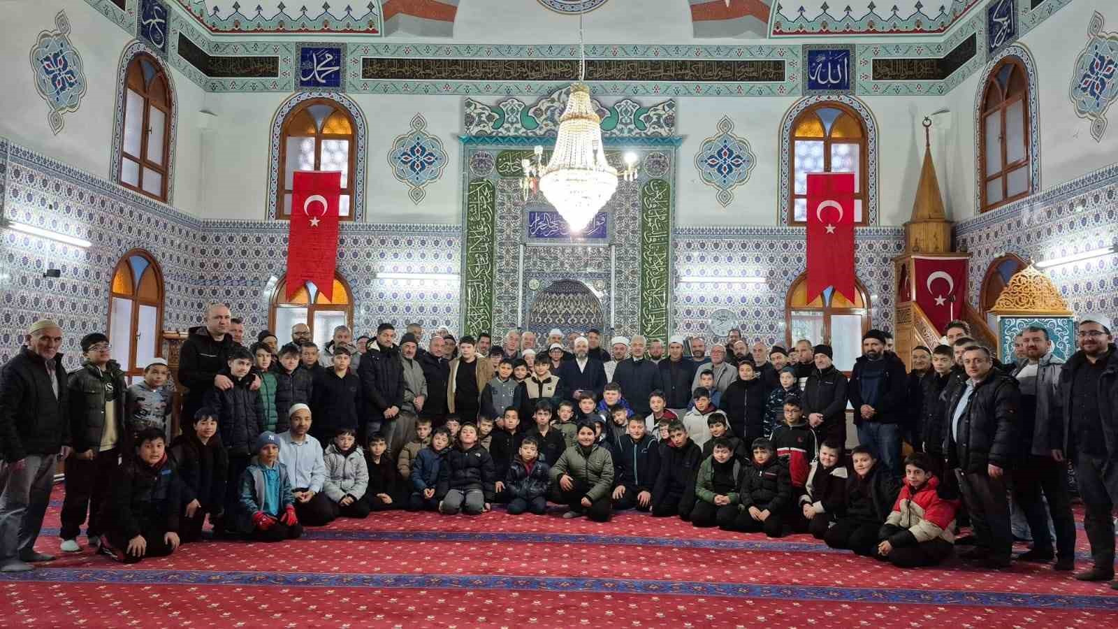 kutahya-ahteri-imam-hatip-ortaokulu-ogrencileri-sabah-namazinda-bulustu-1wIvcvfp.jpg