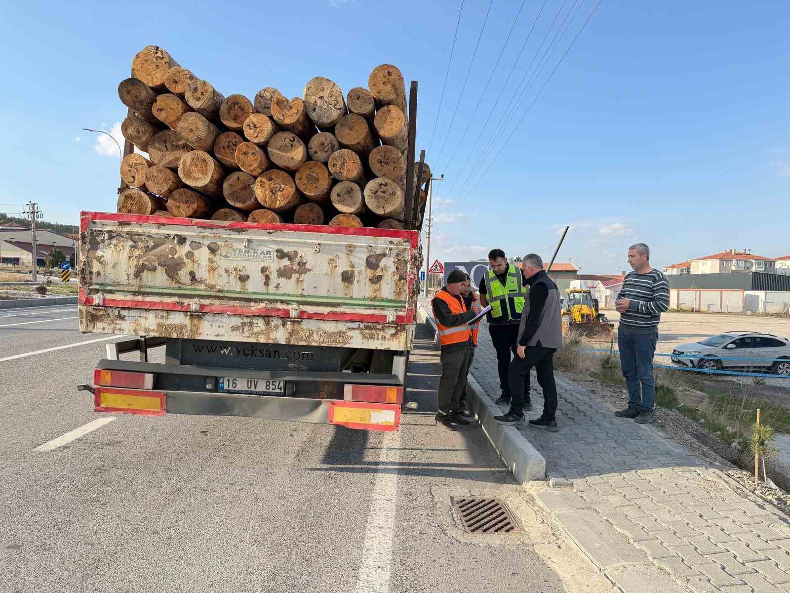 kutahyada-orman-emvali-yuklu-araclar-denetlendi-wkazq3kH.jpg