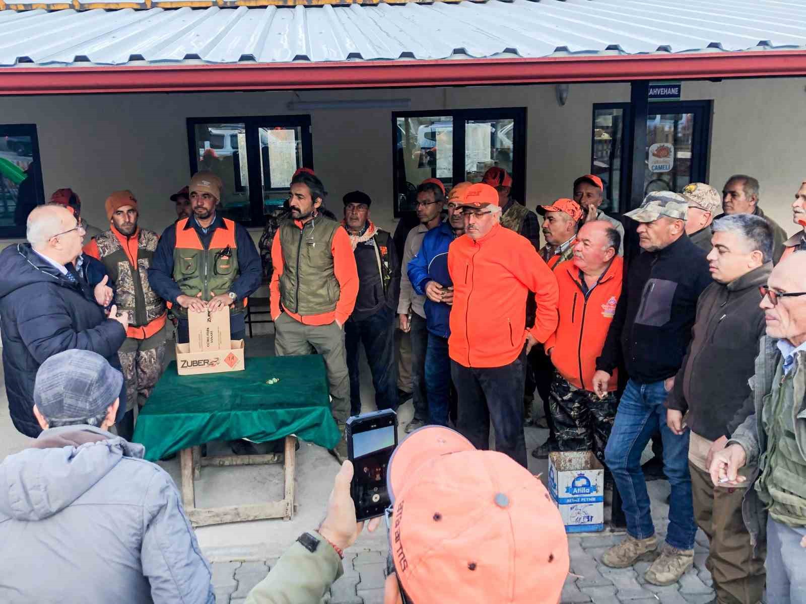 mahsullerini-korumak-isteyen-ureticiler-domuzlarla-mucadele-ediyor-7TxGKZXY.jpg