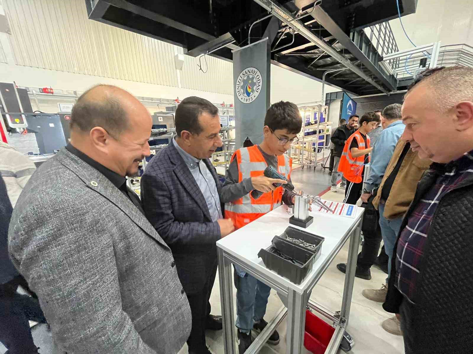 maksiad-baskani-sari-model-fabrika-sanayimize-onemli-katkilar-sunuyor-hn4j3bNG.jpg