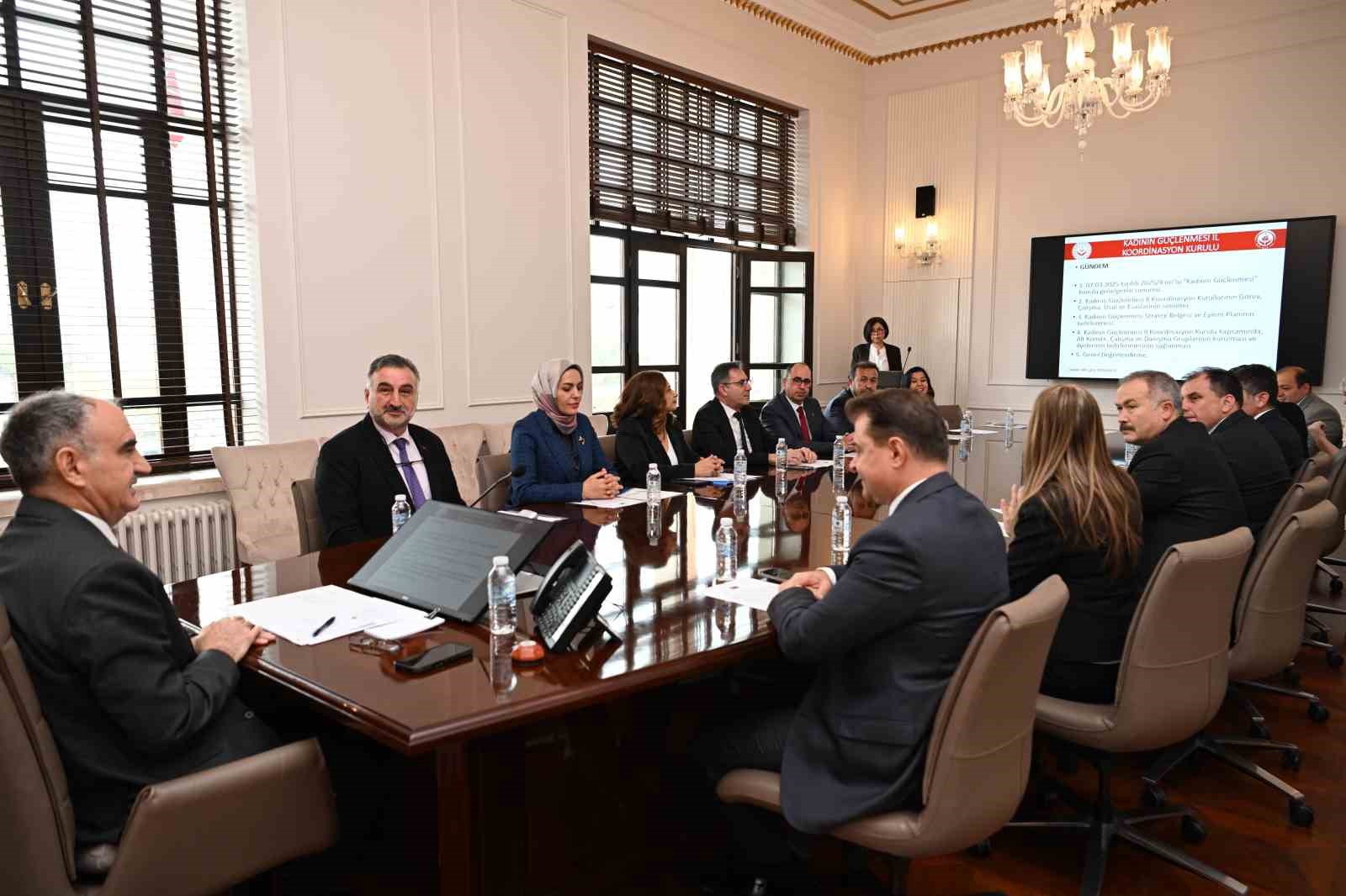 manisada-kadinlarin-guclenmesi-icin-stratejik-toplanti-TjGVYsuC.jpg
