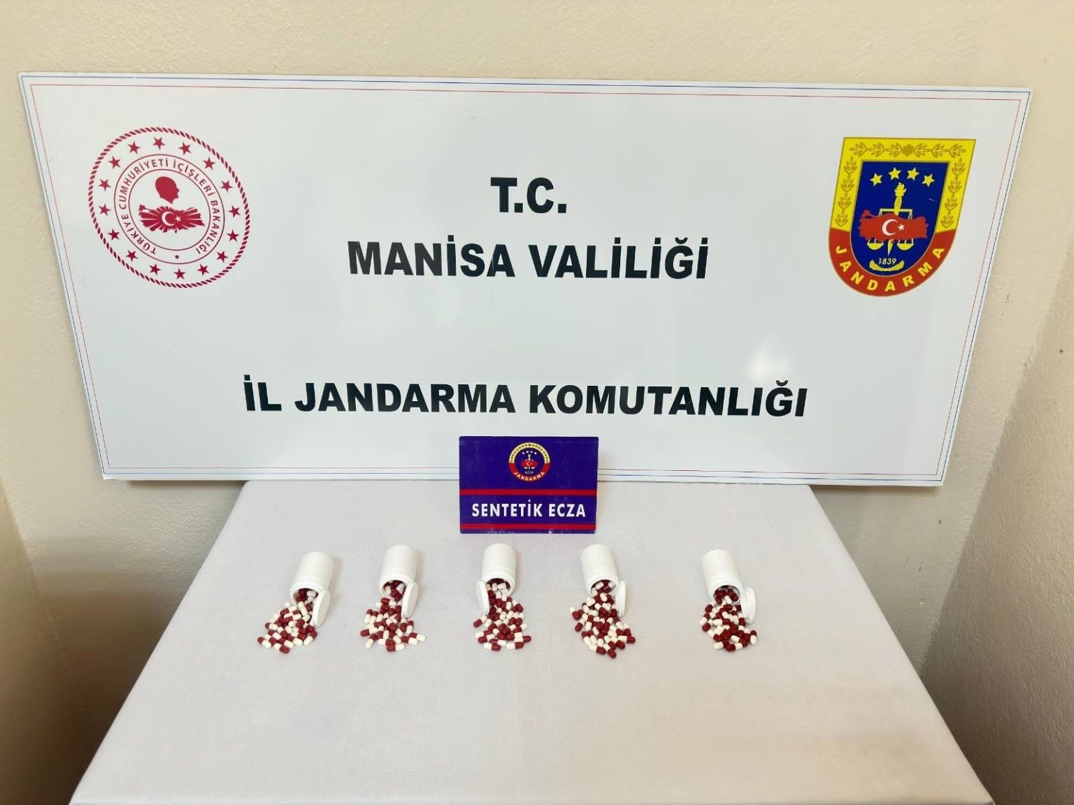 manisada-uyusturucu-operasyonu-290-adet-hap-ele-gecirildi-cI31DlbT.jpg