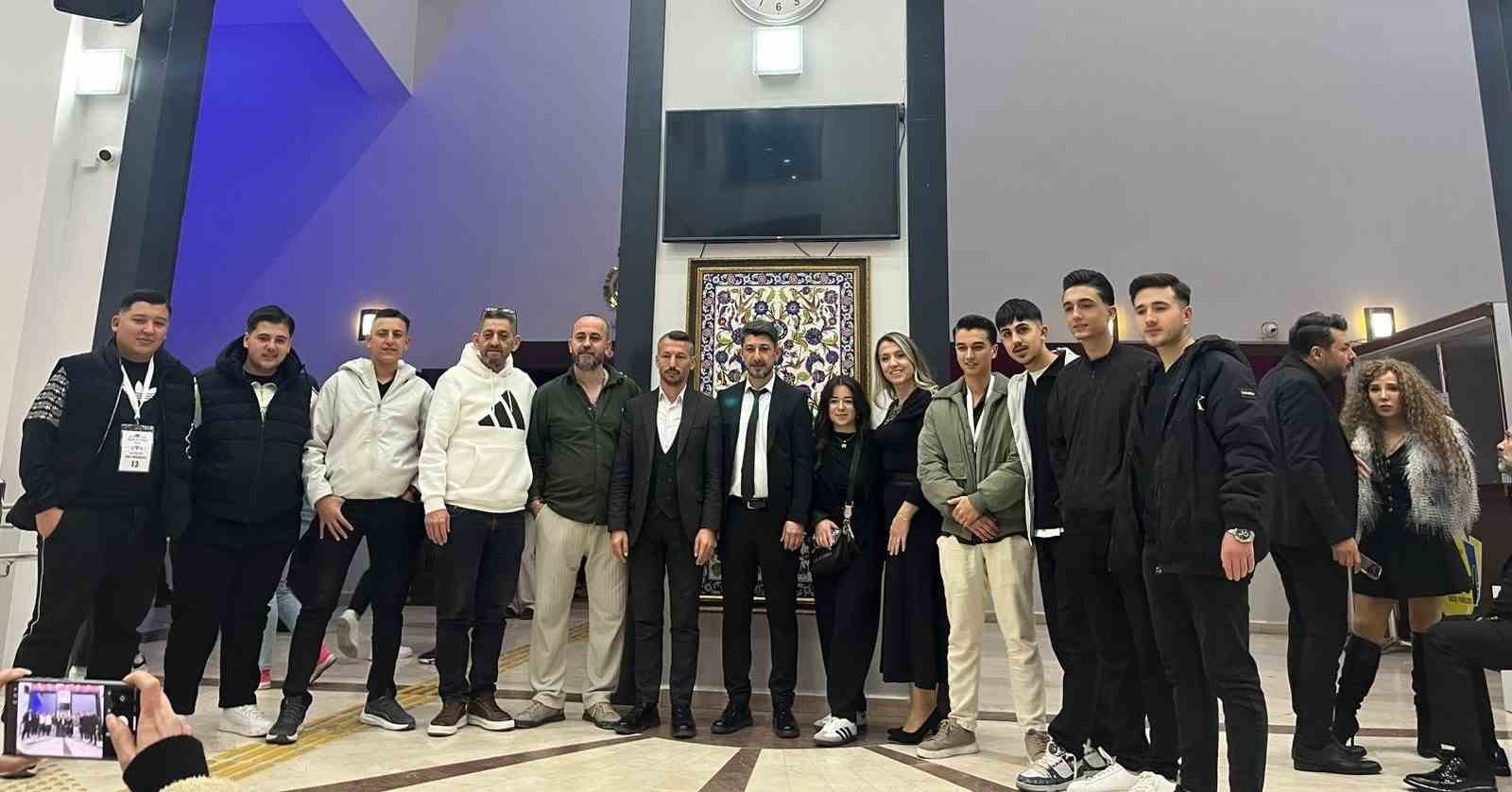 manisali-kuaforler-usaktan-3-kupa-ile-dondu-Uk9tcX8E.jpg