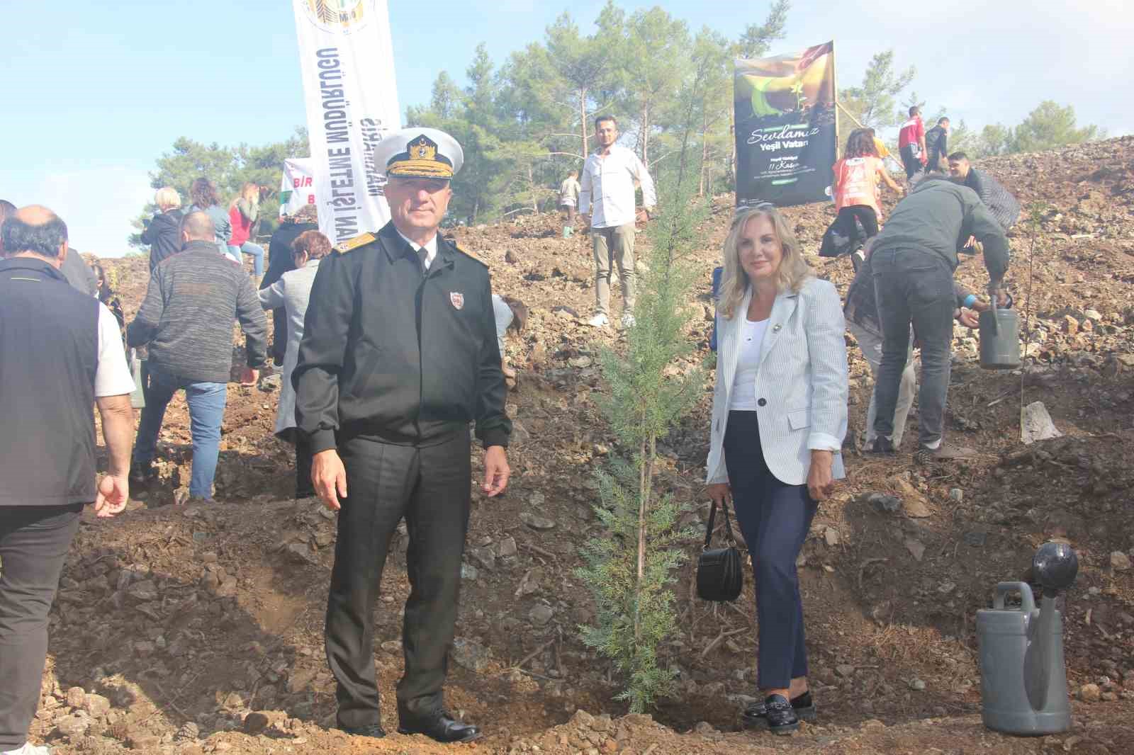 marmaris-milli-agaclandirma-gununde-3-bin-fidani-toprakla-bulusturdu-FlWYYPyi.jpg