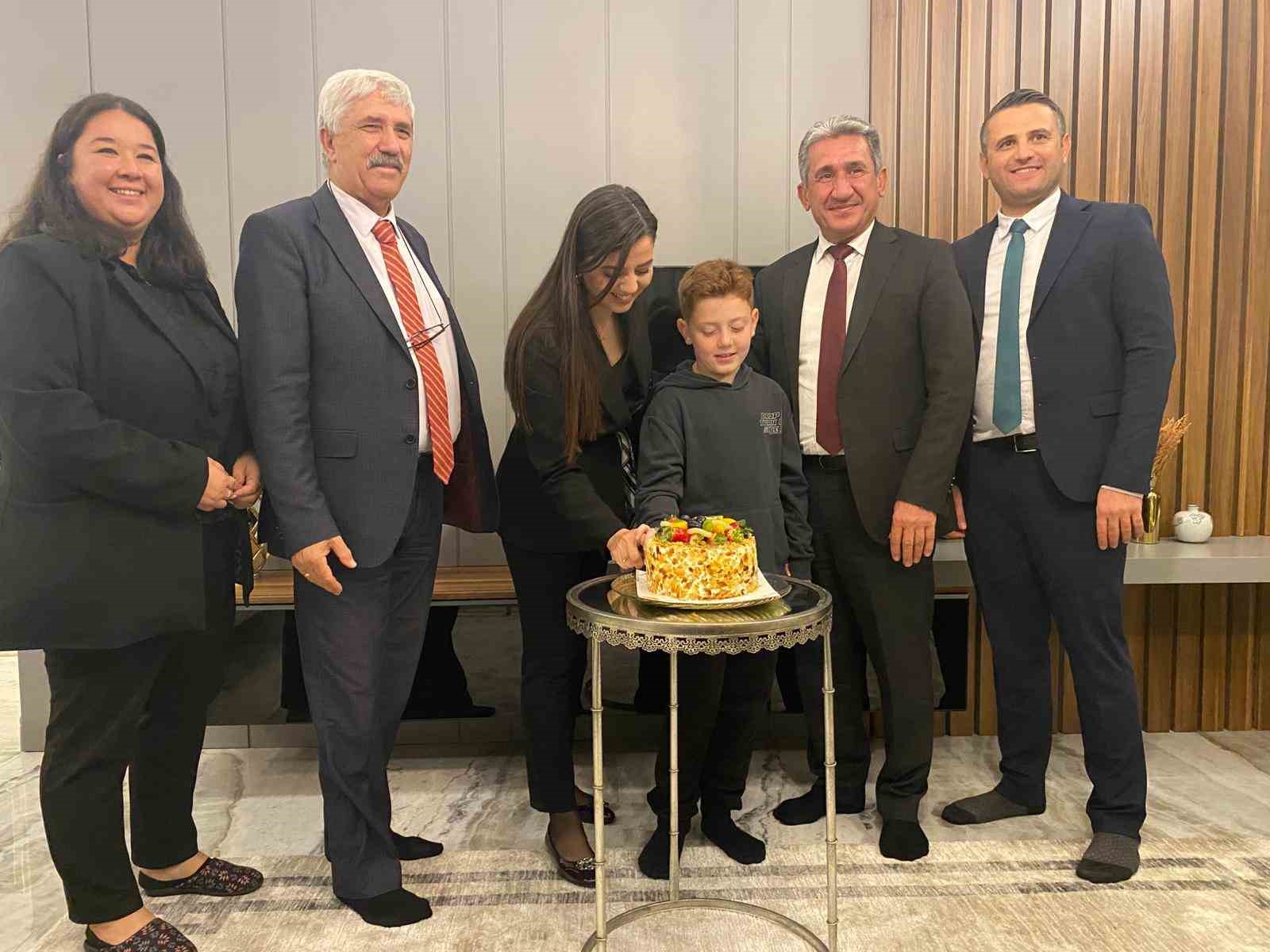 mentesede-ogretmenlere-cifte-kutlama-surprizi-QWZhEreJ.jpg