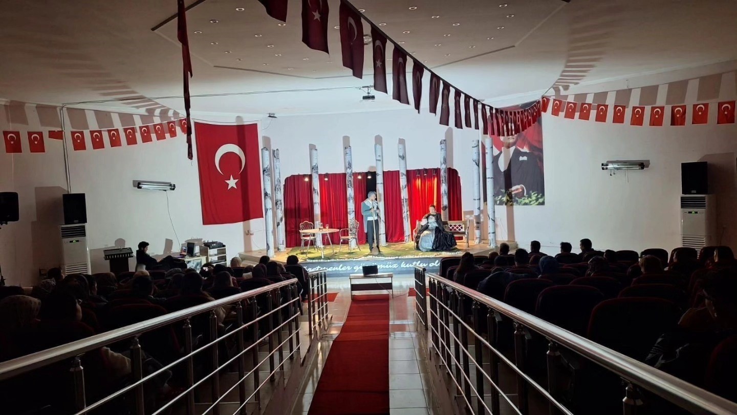 merkezefendi-kent-tiyatrosunun-oyunu-cavdirda-buyuk-begeni-topladi-iNMesBCJ.jpg